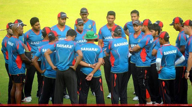 Performance psychologist Dr Phil Jauncey talks to the Bangladesh team (Photo: BCB)