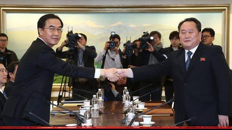 Ri Son Gwon, chairman of North Korea’s Committee for the Peaceful Reunification of the Fatherland (right) and Cho Myoung-gyon, South Korea`s unification minister (left)