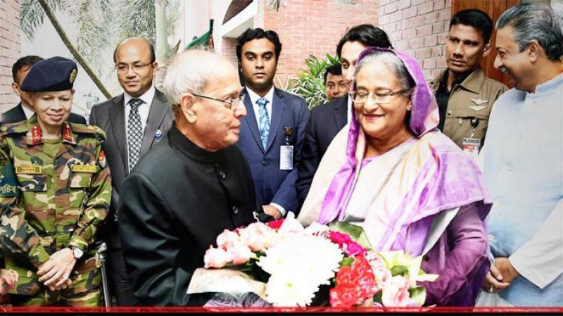 Sheikh Hasina received Pranab Mukherjee at the main entrance of Ganabhaban by handing over a bouquet (Photo: Focus Bangla)