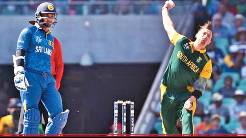 South Africa´s Dale Steyn (R) bowls as Sri Lanka´s Kumar Sangakkara (L) looks on during the 2015 Cricket World Cup quarter-final match in Sydney on March 18, 2015