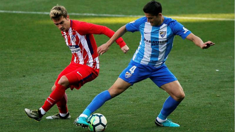 Atletico Madrid`s Antoine Griezmann in action with Malaga`s Luis Hernandez (Photo: Reuters)
