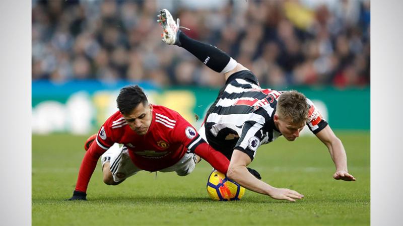 Manchester United`s Alexis Sanchez in action with Newcastle United`s Matt Ritchie (Photo: Reuters)