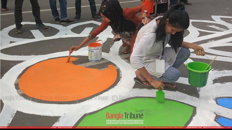 Street painting in the Shaheed Minar premises