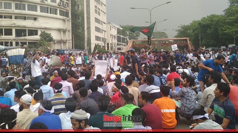 Thousands of protesters have blocked the key intersection of Shahbagh in Dhaka demanding reforms of quota system.