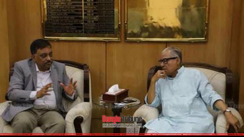 Home Minister Asaduzzaman Khan Kamal (left) in meeting with senior BNP leader Nazrul Islam Khan at his offices on Sunday.