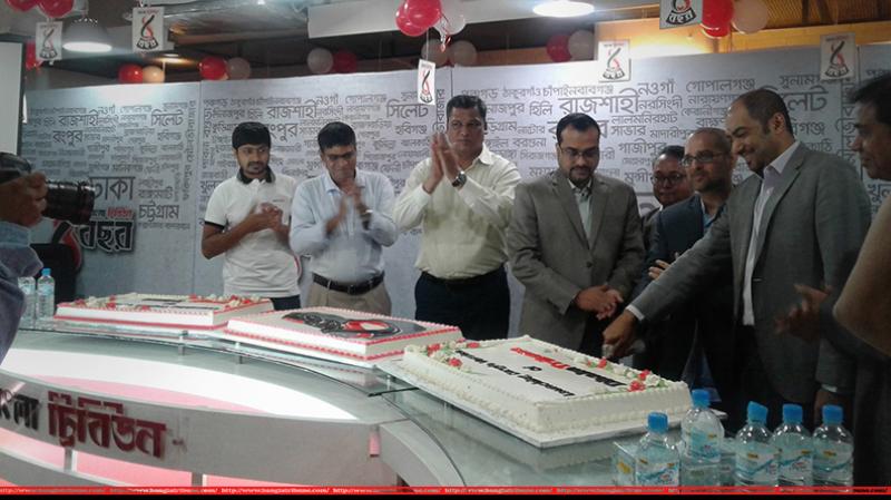 Bangla Tribune Publisher Dr Kazi Anis Ahmed kicks off the 4th anniversary celebrations by cutting cake with Editor Zulfiqer Russell at the Panthapath offices on Sunday (May 13).