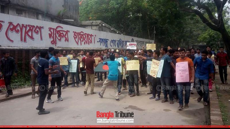 Demonstrations on the Dhaka University campus on Monday. BANGLA TRIBUNE