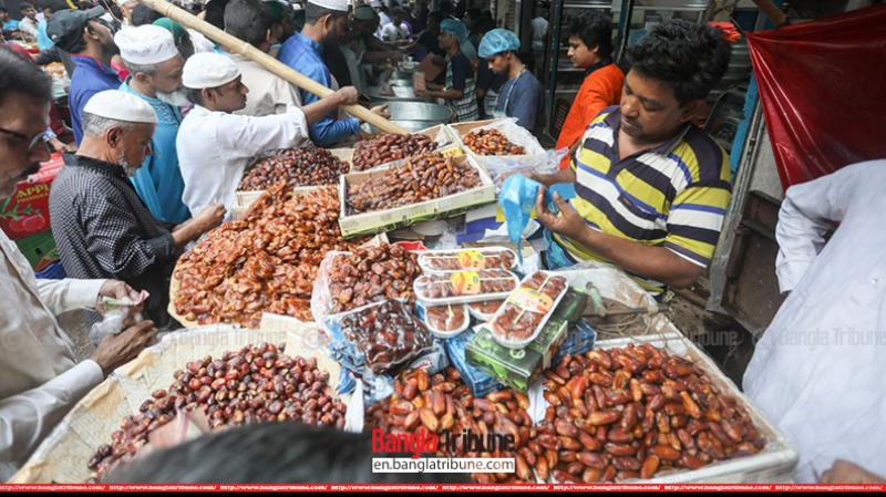 A man selling different varieties of dates.