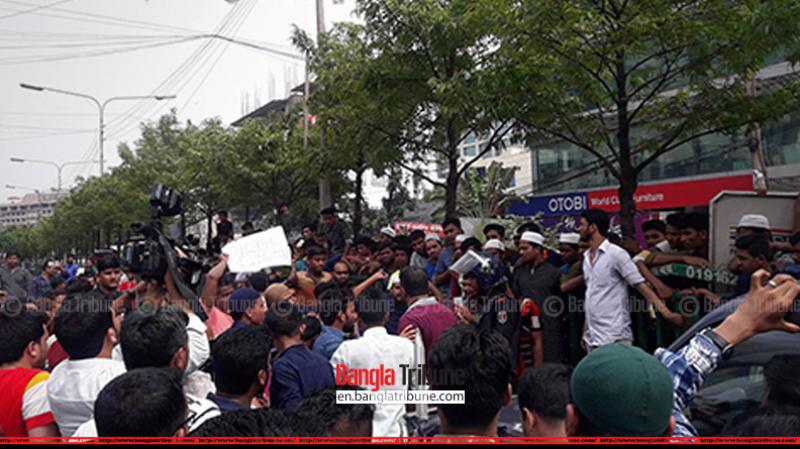 who blocked the Panthapath road in front of the shopping mall for three hours from 12pm. BANGLA TRIBUNE