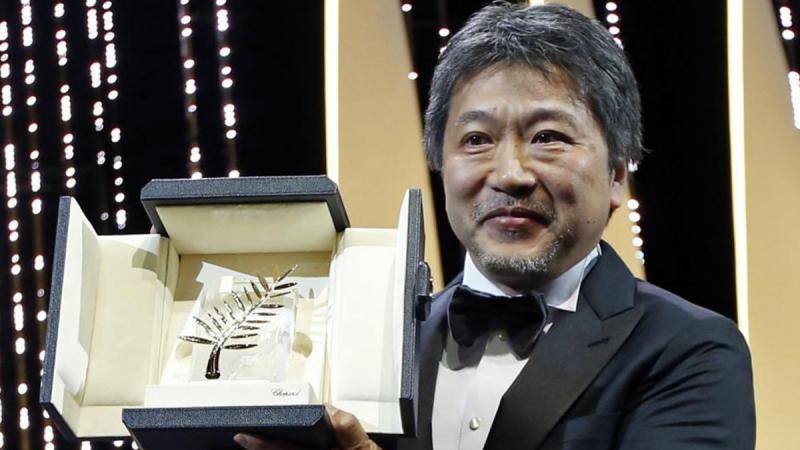 Director Hirokazu Kore-eda poses with the Palme d`Or award for his film `Shoplifters` (Manbiki kazoku). REUTERS