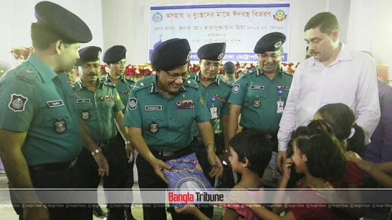 Dhaka Metropolitan Police (DMP) Commissioner Asaduzzaman Mia distributes clothes among ultra poor helpless people at Azimpur Government School and College of the capital on Sunday (June 3). BANGLA TRIBUNE/Sazaad Hossain