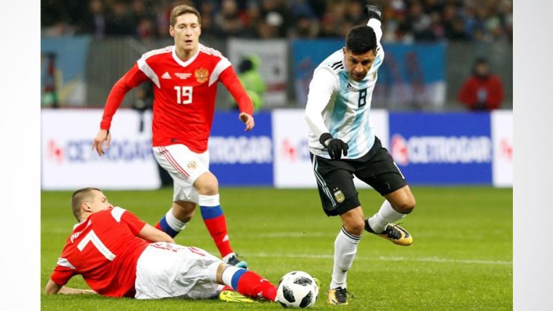 Argentina’s Enzo Perez in action with Russia`s Dmitriy Poloz on November 11, 2017. REUTERS
