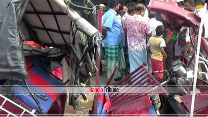 A ruined auto-rickshaw following the crash