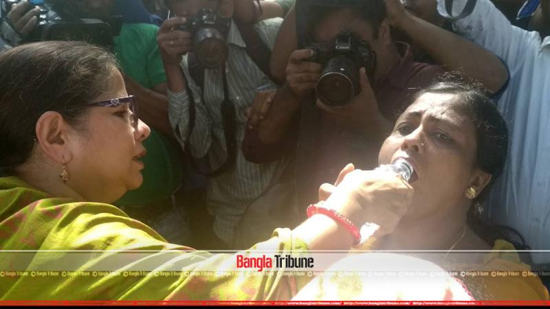 Educationist Rasheda K Chowdhury arrived at the site of demonstration and ended the hunger-strike by offering them water on Wednesday, July 11, 2018.