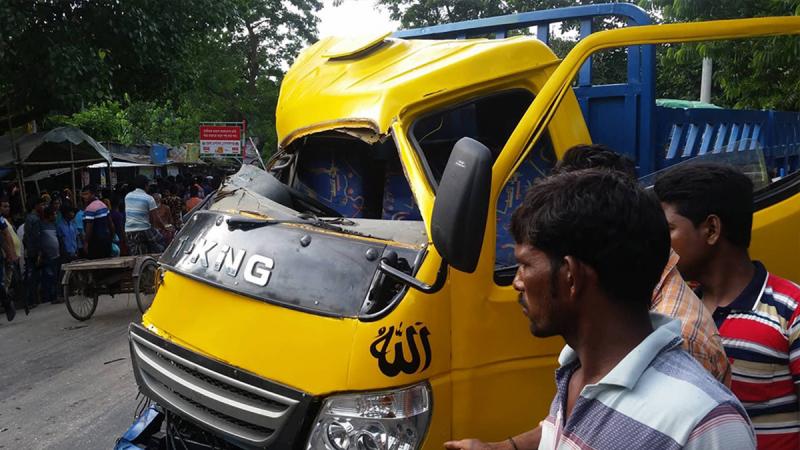 Road crash kills 3 of a family in Gopalganj