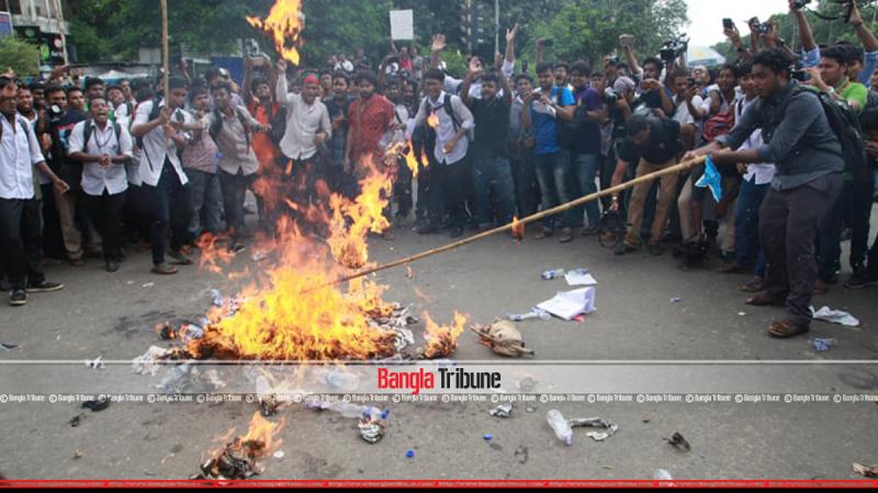Students have burnt effigy of Shipping Minister Shajahan Khan at Shahbagh roundabout.