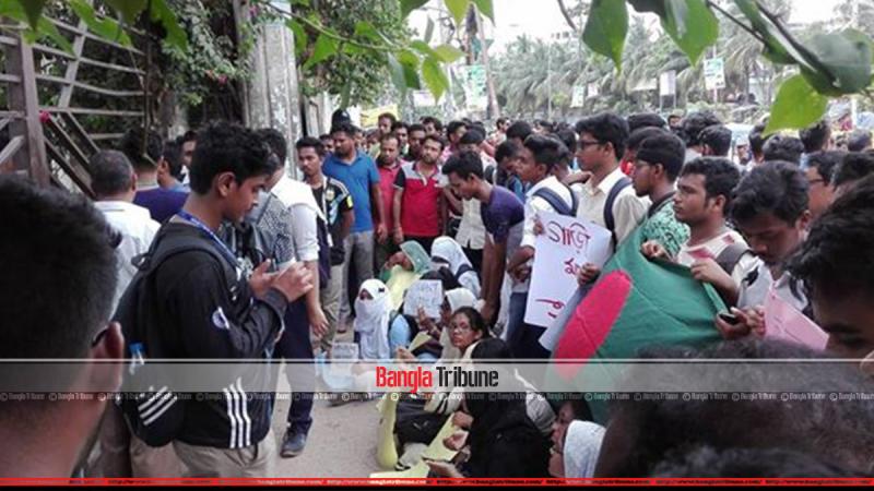Students have staged a sit-in in front of the Bangladesh Road Transport Authority office in Mirpur.