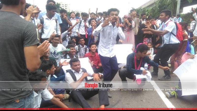 Protesting students are seen chanting slogan on the street before Radisson Blue hotel.