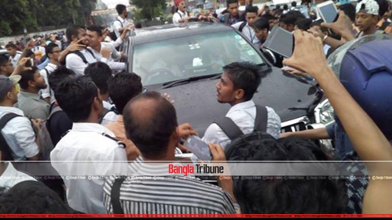 Dhaka Commerce College students are checking vehicle papers in Mirpur.