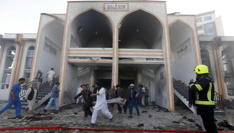 Afghan men carry a dead body from the site of a suicide attack followed by a clash between Afghan forces and insurgents after an attack on a Shi`ite Muslim mosque in Kabul, Afghanistan, August 25, 2017. REUTERS