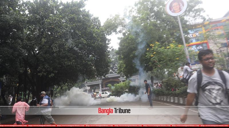 Around 25 blank shots were fired and tear gas shells exploded by the police to which the students responded with brickbats. BANGLATRIBUNE/Sazzad Hossain