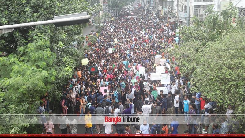 Mega-rally dispersed by police; blank shots fired, media attacked by Chhatra League. BANGLATRIBUNE/Sazzad Hossain