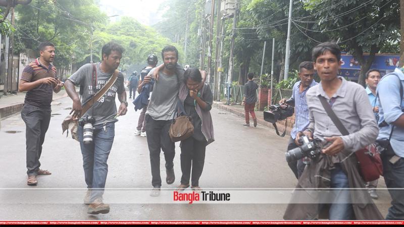 Journalists also left the area after the attack by Chhatra League. BANGLATRIBUNE/Sazzad Hossain