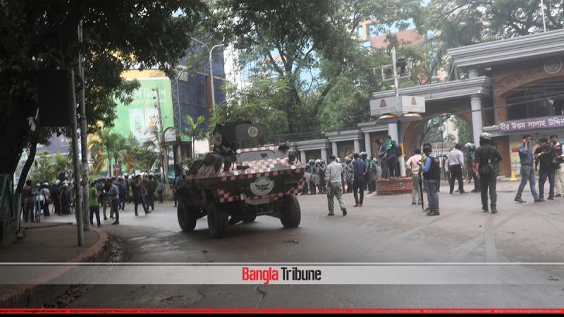 Around 25 blank shots were fired and tear gas shells exploded by the police to which the students responded with brickbats. BANGLATRIBUNE/Sazzad Hossain