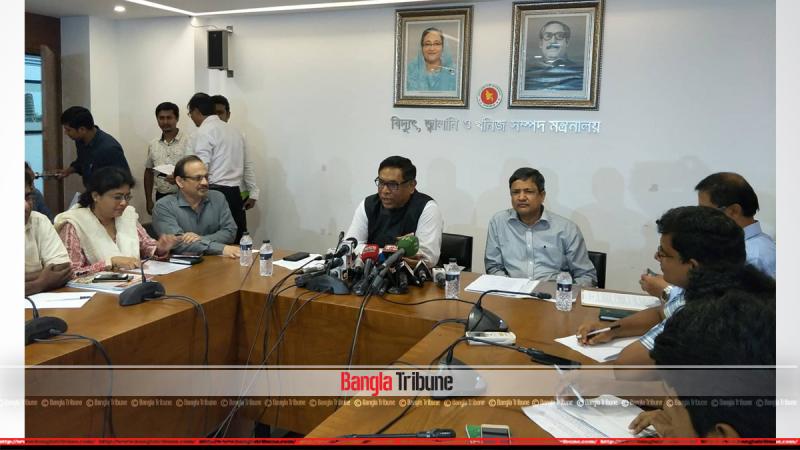 State Minister Nasrul Hamid briefing media.