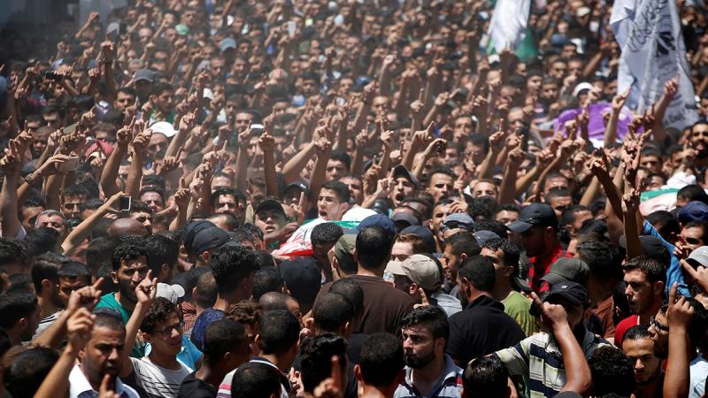 Mourners carry the body of a Palestinian Hamas militant who was killed in Israeli tank shelling, during his funeral in Jabaliya in the northern Gaza Strip, Aug 7, 2018. REUTERS
