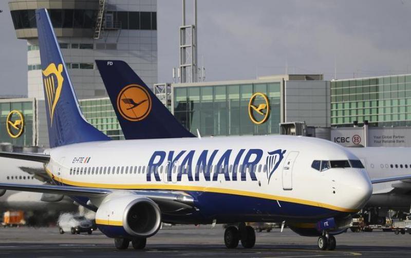A Ryanair aircraft taxis at Fraport airport in Frankfurt, Germany, November 2, 2016. REUTERS