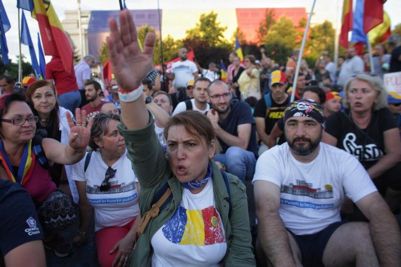 Thousands of Romanians joined an anti-government rally in the capital Bucharest, Romania August 11, 2018. Inquam Photos/Octav Ganea via REUTERS