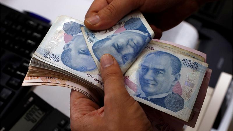 A money changer counts Turkish lira banknotes at a currency exchange office in Istanbul, Turkey Aug 2, 2018. REUTERS