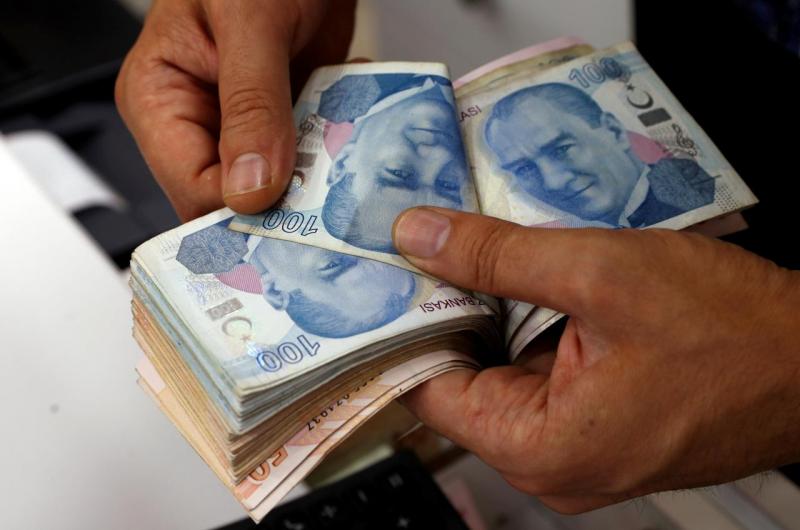 A money changer counts Turkish lira banknotes at a currency exchange office in Istanbul, Turkey August 2, 2018. REUTERS
