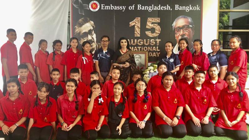 Ambassador Saida Muna Tasneem and Thai school children.