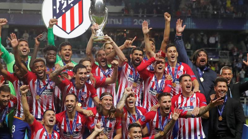 Super Cup - Real Madrid v Atletico Madrid - Lillekula Stadium, Tallinn, Estonia - August 15, 2018 Atletico Madrid celebrate with the trophy after winning the Super Cup REUTERS