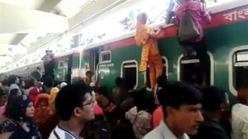 Rush of Eid holidaymakers at Kamalapur Railway Station.