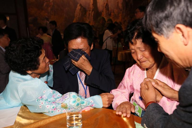 North and South Korean family members meet during a reunion at North`s Mount Kumgang resort, near the demilitarized zone (DMZ) separating the two Koreas, Aug 20.REUTERS