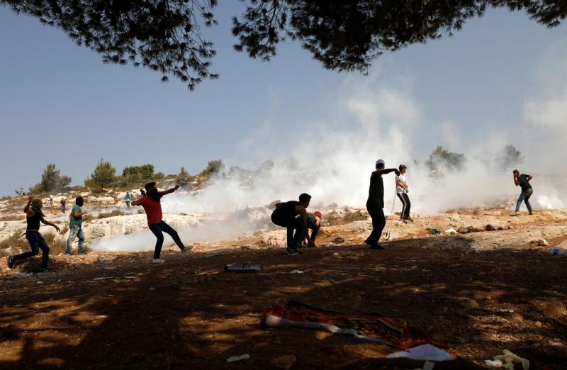 Palestinian demonstrators use slings to hurl stones at Israeli troops during a protest against Israeli settlement construction, in the village of Ras Karkar, near Ramallah in the occupied West Bank August 31, 2018. REUTERS