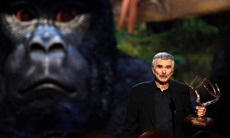 Actor Burt Reynolds accepts the Alpha Male award at the seventh annual Spike TV`s `Guys Choice` awards in Culver City, California June 8, 2013. REUTERS