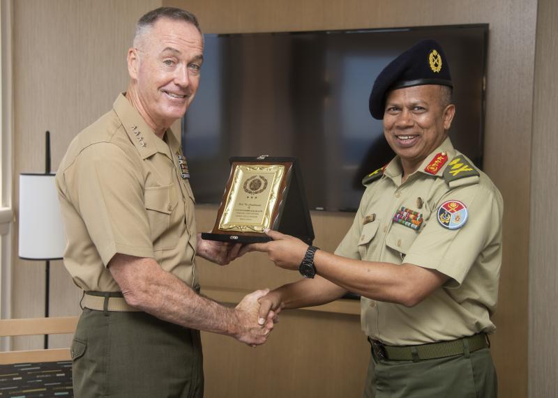 US Marine Corps Gen Joe Dunford, chairman of the Joint Chiefs of Staff, meets with Bangladeshi Lt Gen Mahfuzur Rahman, Principal Staff Officer under Prime Minister`s Office and head of Armed Forces Division, during the Indo-Pacific Chief of Defense conference in Waikiki, Hawaii, Sept. 10, 2018. PHOTO/The Joint Staff