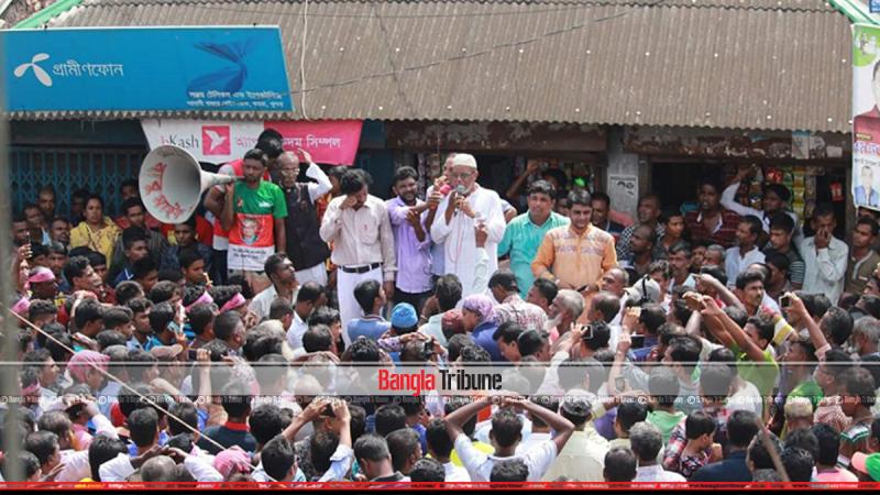 Chairman of the Amadi union of Khulna’s Koira Upazila, Amir Ali Gain, who is mentioned in a murder charge sheet, carried out rallies with police protocol.