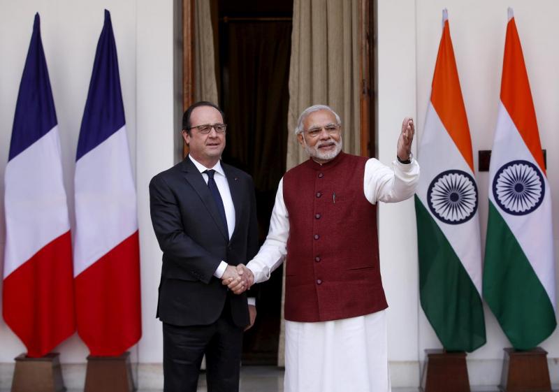 French President Francois Hollande (L) shakes hands with India`s Prime Minister Narendra Modi during a photo opportunity ahead of their meeting at Hyderabad House in New Delhi, India, January 25, 2016. REUTERS
