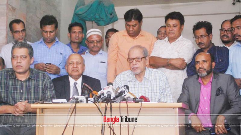 Flanked by Bikalpa Dhara leadership, its chief AQM Badruddoza Chowdhury appears at a press conference at his Baridhara residence on Saturday (Oct 13).