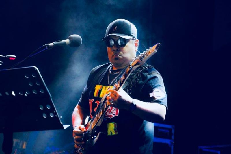Born in Chittagong, Ayub Bachchu started his music career there with the band Feelings in 1978. From 1980 to 1990, he was a member of Souls as lead guitarist and in 1991, he formed his own band, LRB.