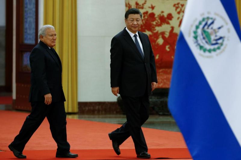 El Salvador`s President Salvador Sanchez Ceren and Chinese President Xi Jinping attend a welcoming ceremony at the Great Hall of the People in Beijing, November 1, 2018. REUTERS/FILE PHOTO