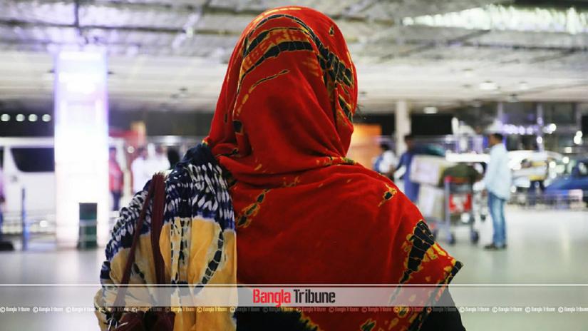 A female worker returns home from Saudi Arabia. BANGLA TRIBUNE/file photo