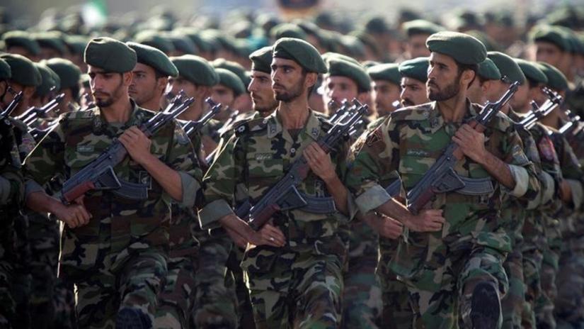 Members of Iran`s Revolutionary Guards march during a military parade to commemorate the 1980-88 Iran-Iraq war in Tehran September 22, 2007. REUTERS/File Photo