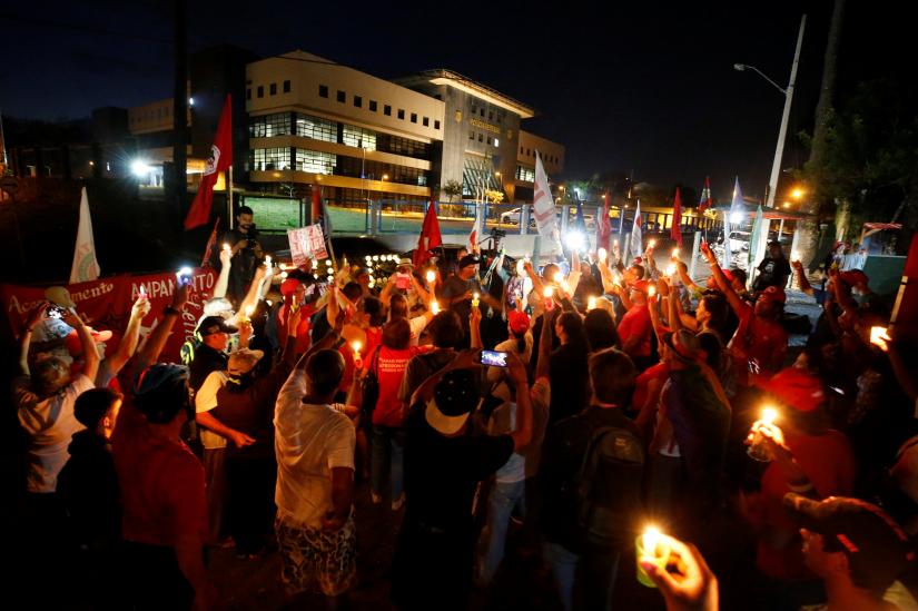 Supporters of former president Lula da Silva attend a vigil outside the Federal Police Superintendence in Curitiba, Brazil Aug 3. REUTERS.