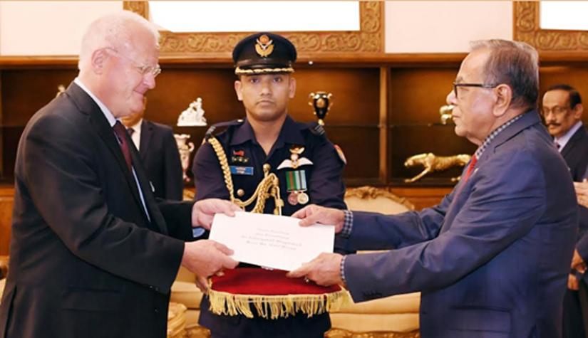German envoy presented his credentials to President Abdul Hamid on Wednesday (Sept-19). BSS